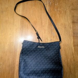 EUC Michael Kors Black/Gold Signature Jet Set MK Crossbody Purse Large